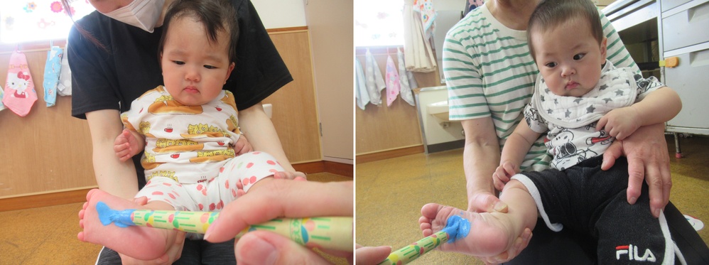 足形製作をする子ども達