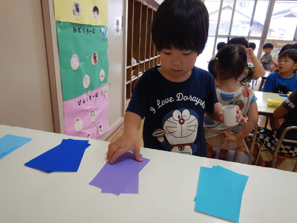 折り紙を選ぶ子ども