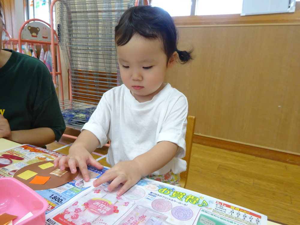 のり付けをしている子ども (1)