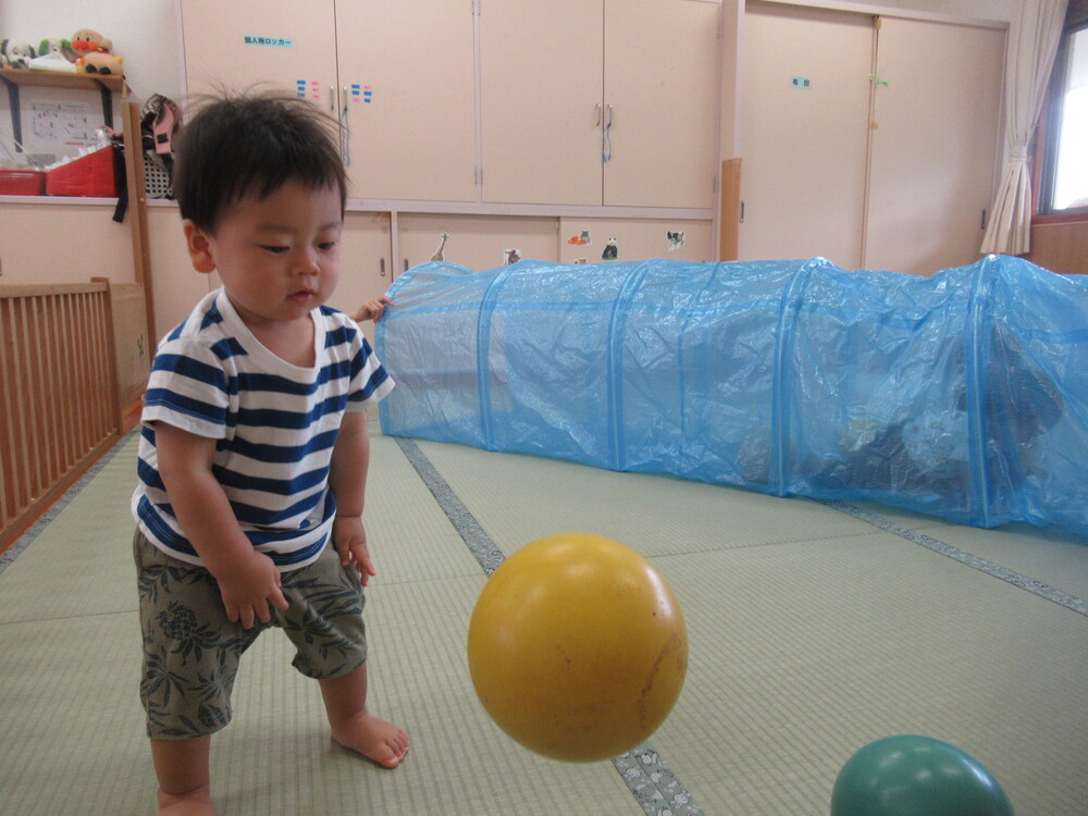 男の子がボールを投げている