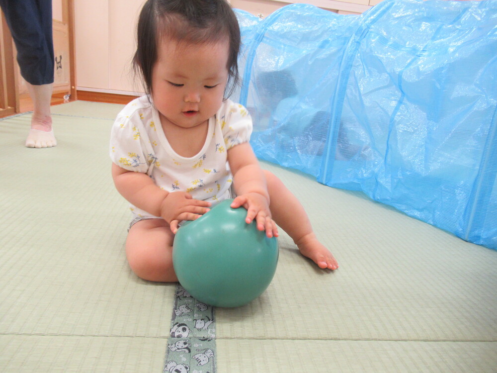 女の子がボールを触っている