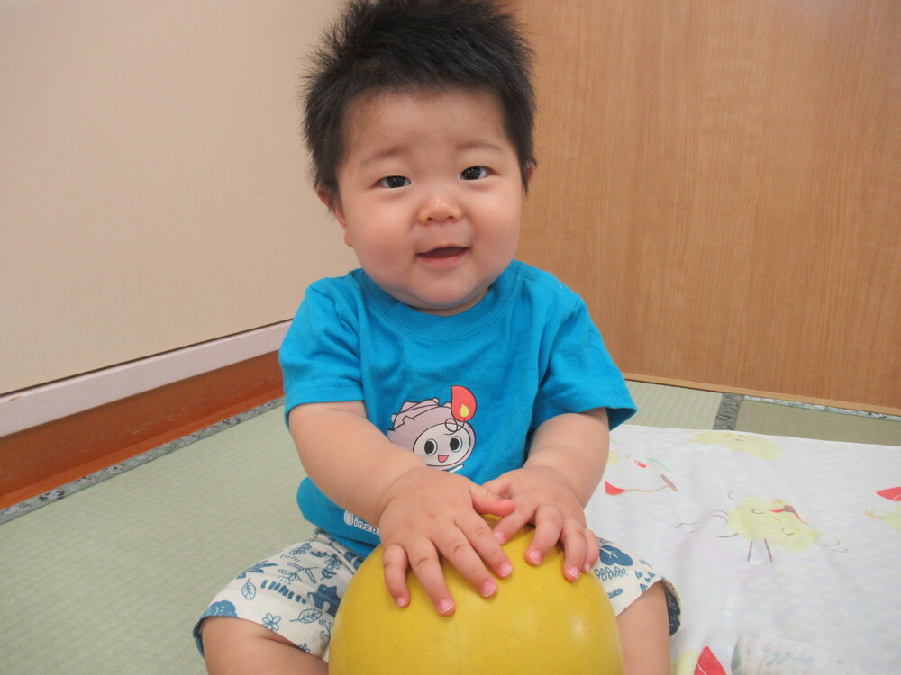 男の子が嬉しそうにボールを触っている