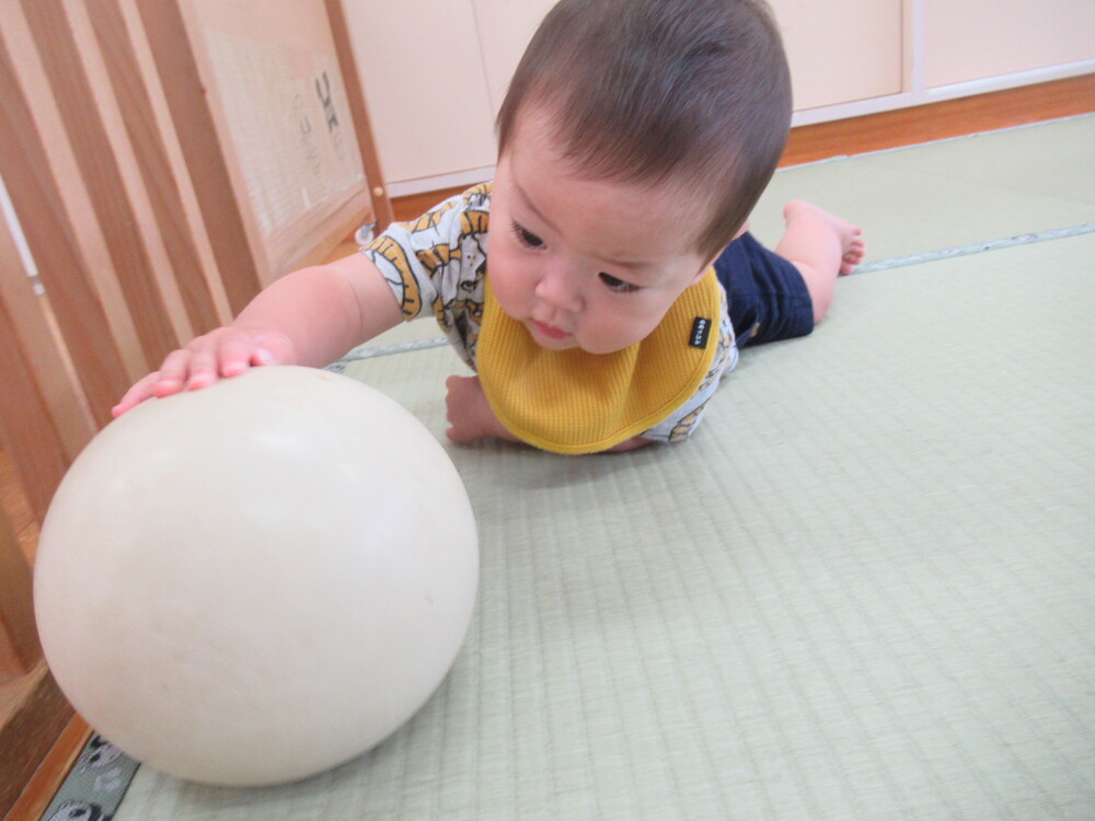 男の子がボールに触ろうとしている