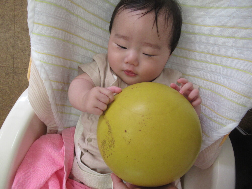 男の子がボールに手を伸ばしている２