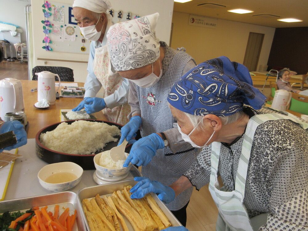 巻き寿司を巻く様子