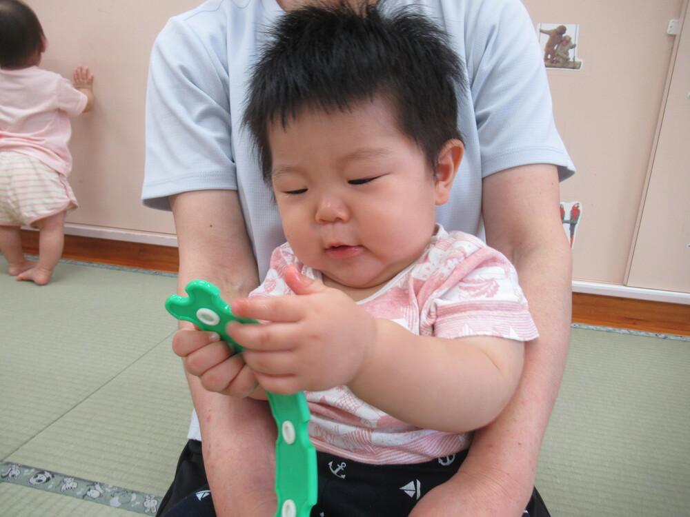 男の子がホックブロックを眺めている