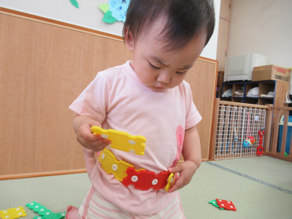 女の子がホックブロックをベルトのようにしている