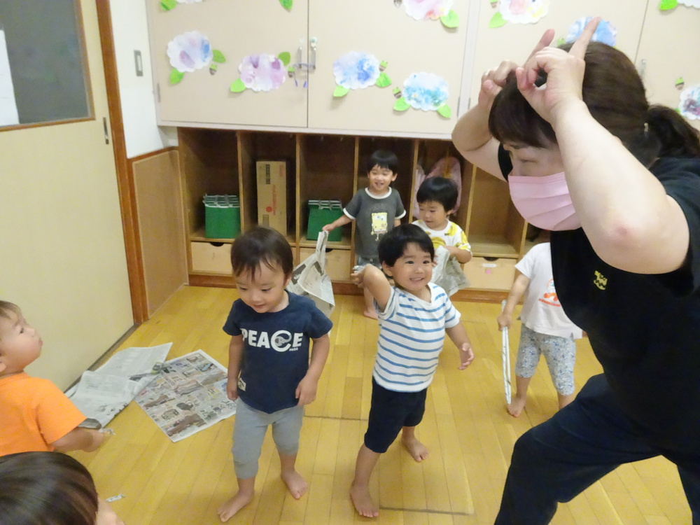 新聞紙遊び (1)
