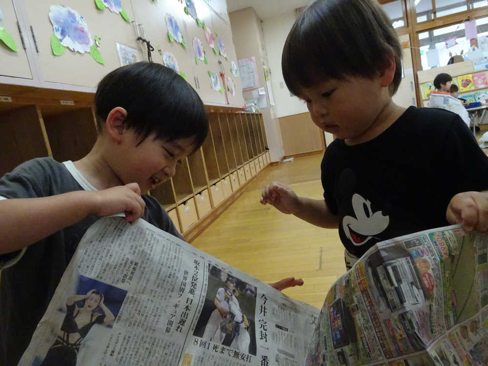 新聞紙遊び (2)