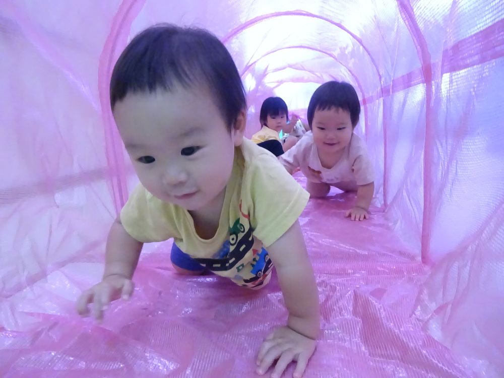 トンネルで遊んでいる子ども (1)