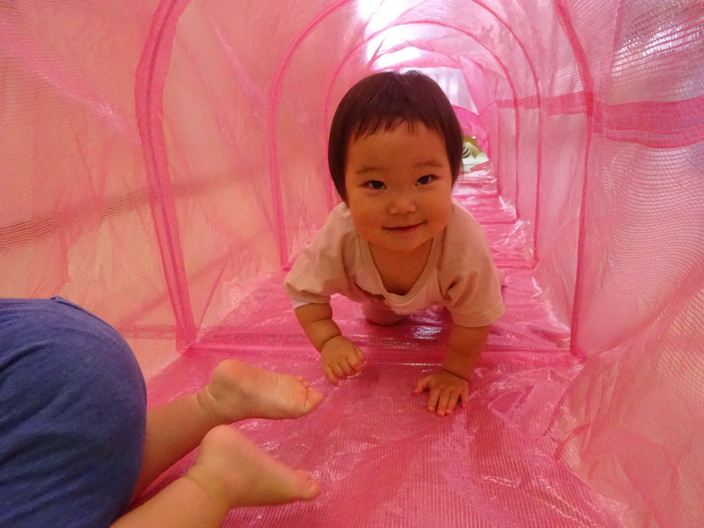 トンネルで遊んでいる子ども (2)