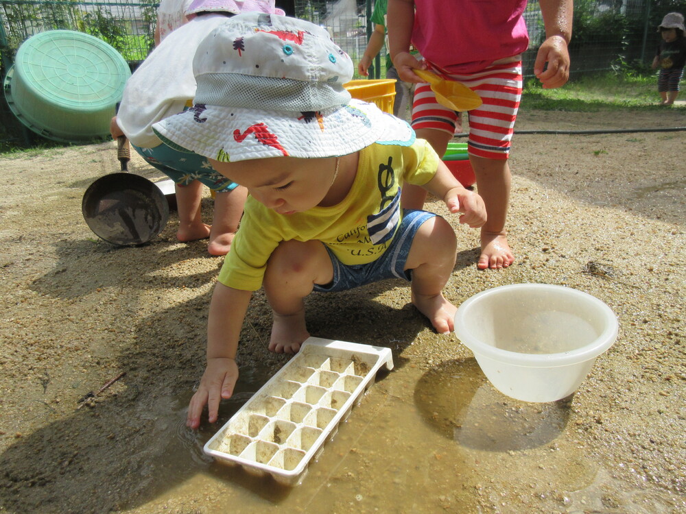 泥んこ遊びをしている (2)