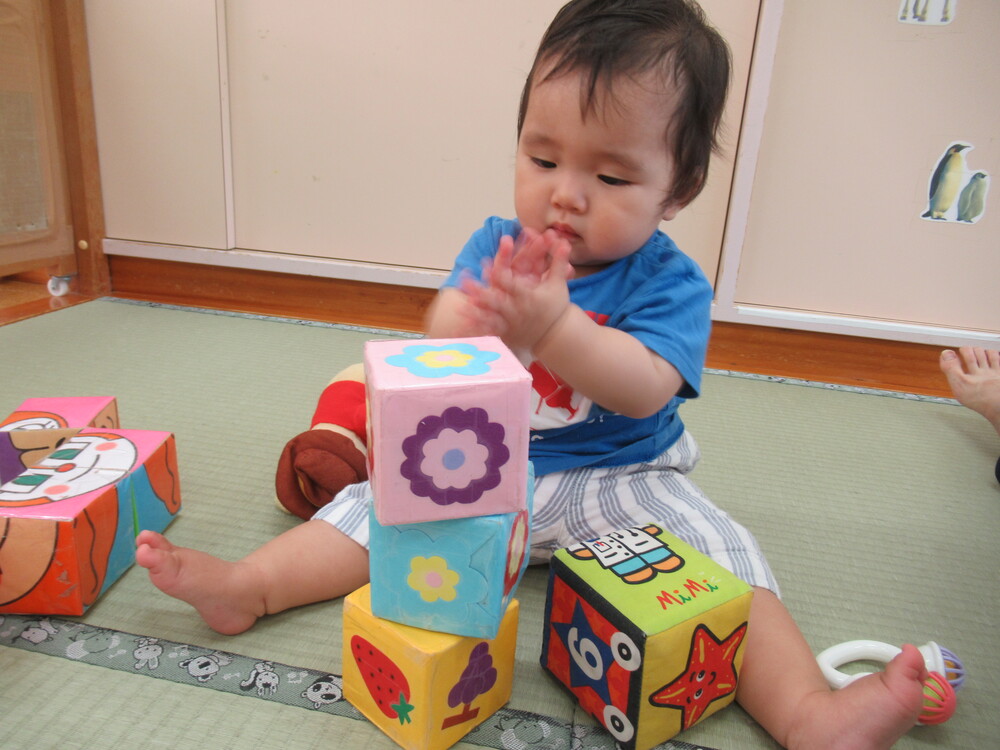 ブロックを積み重ねて遊ぶ子ども