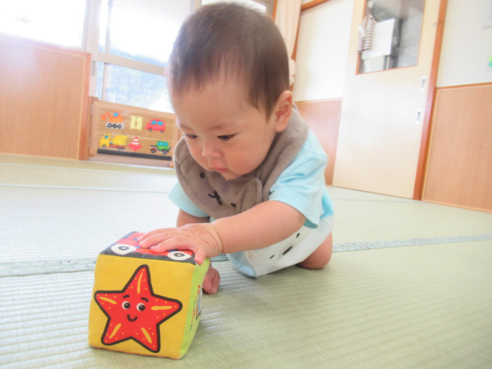 ブロックで遊ぶ子ども