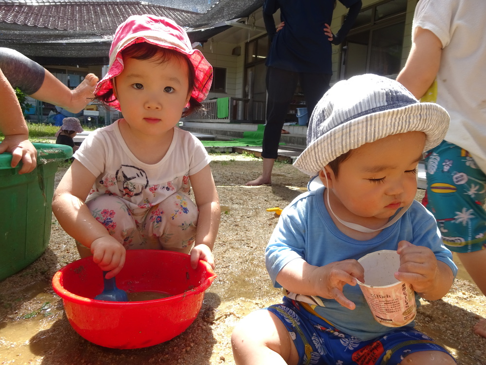 泥んこ遊びを楽しむ子ども (3)