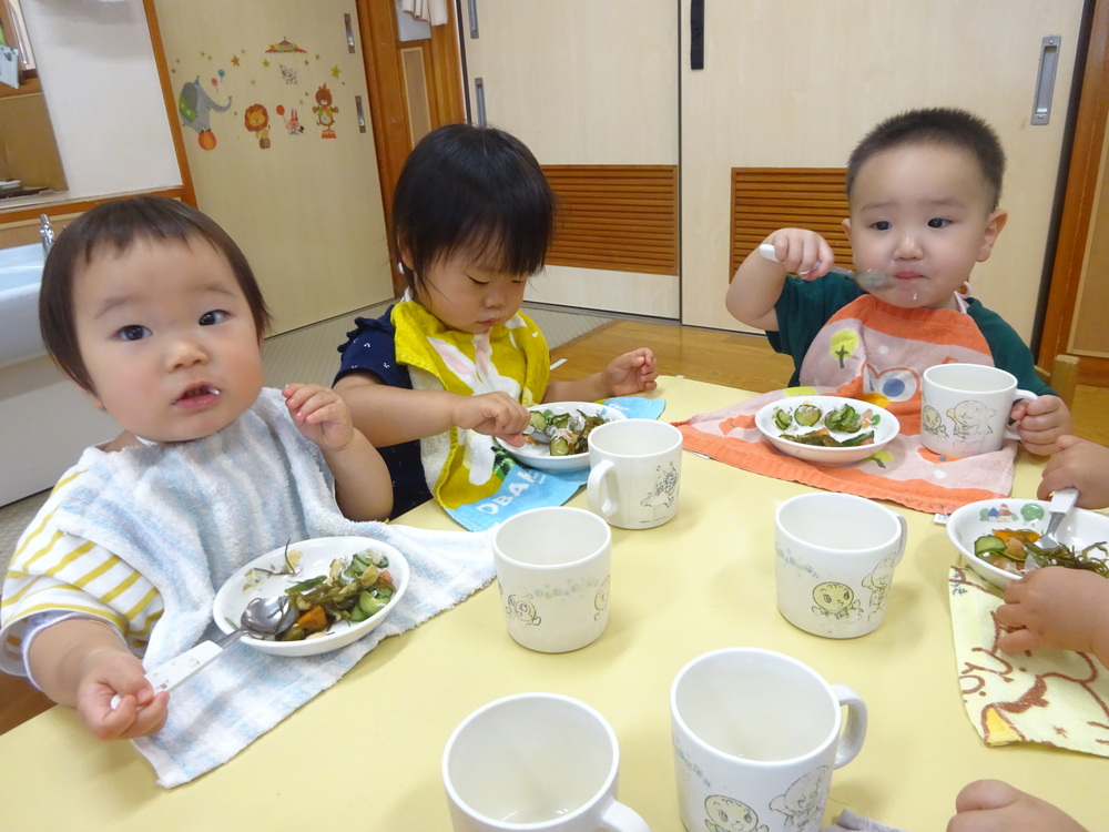 給食を食べる子ども (2)