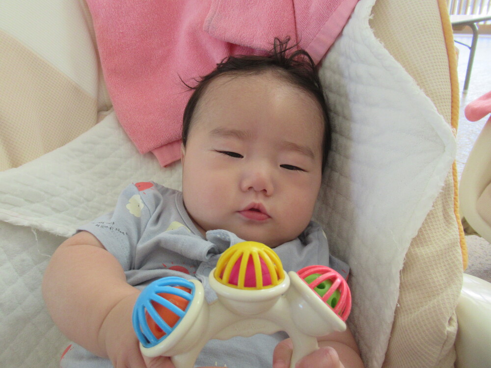 おもちゃに触れて観察する子ども