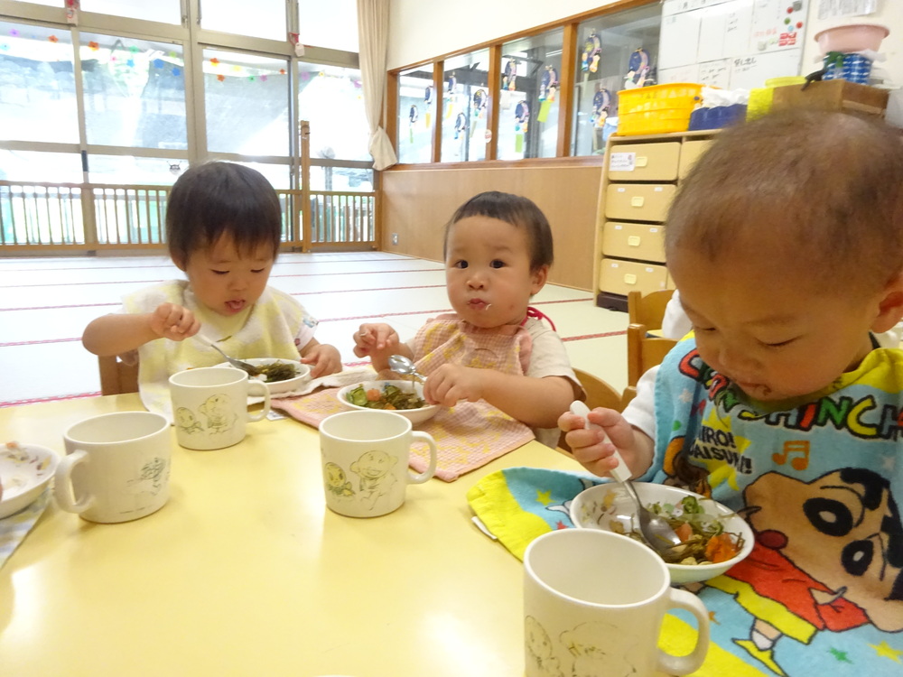 給食を食べる子ども (3)