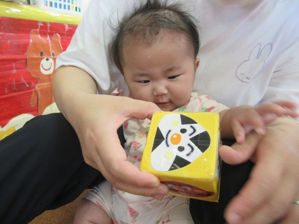 ブロックに触れて遊ぶ子ども