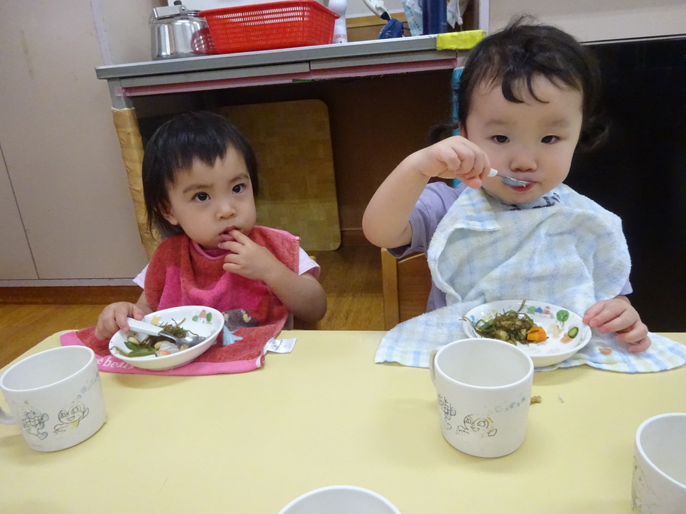 給食を食べる子ども (4)