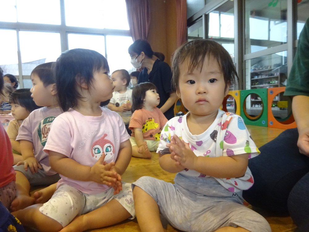 拍手をしてお祝いをしている子ども (1)