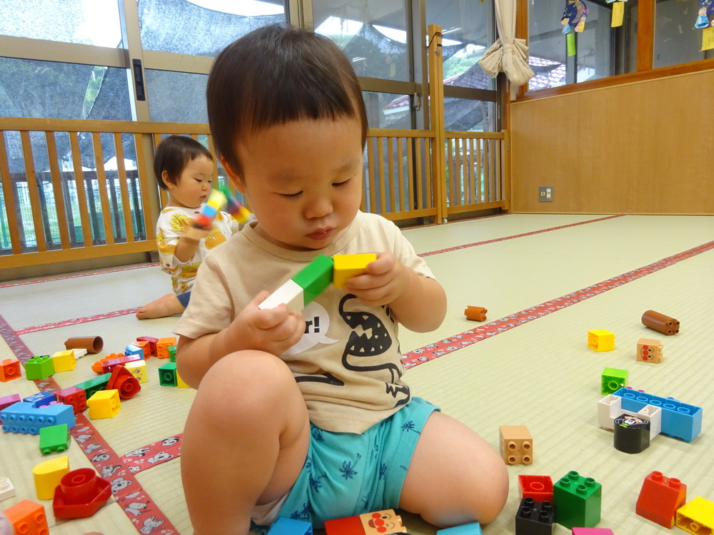 ブロックで遊ぶ子ども (3)