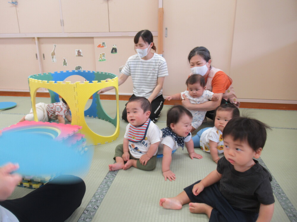 保育者の近くに集まってくる子どもたち