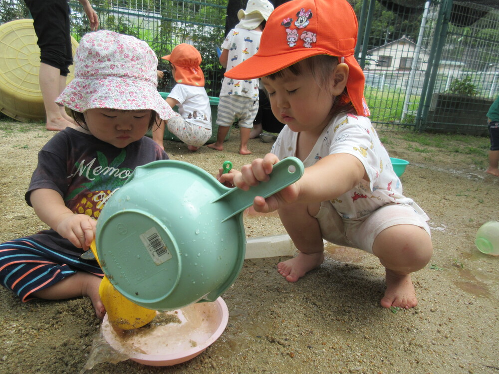 泥んこ遊びをしている 