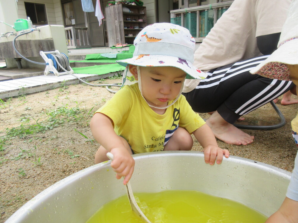 泥んこ遊びをしている 