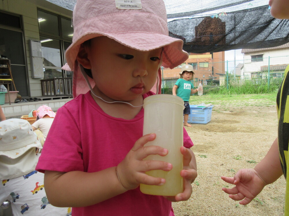 泥んこ遊びをしている 