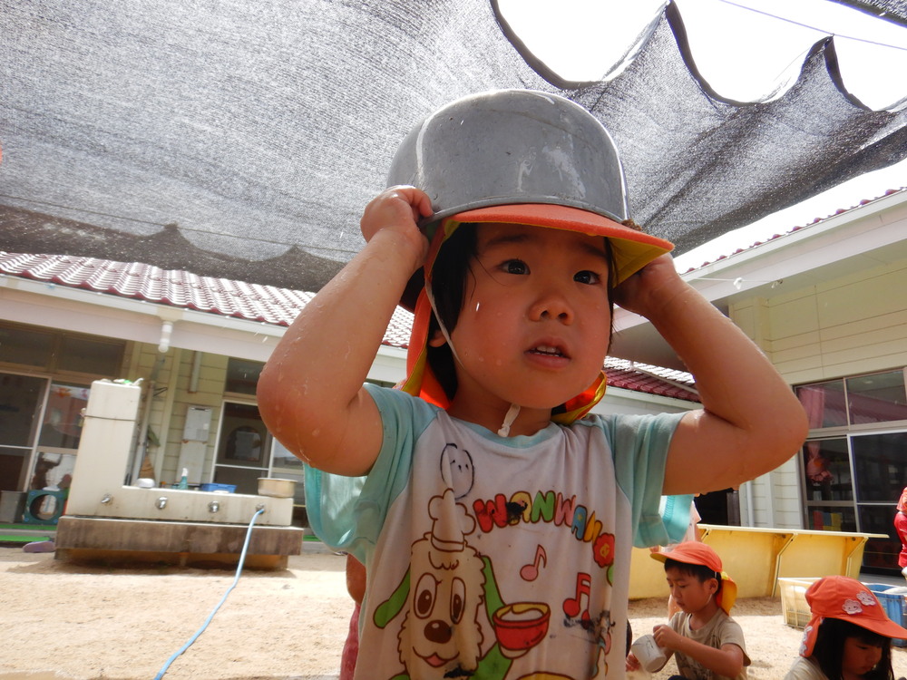 泥んこ遊びを楽しむ男の子