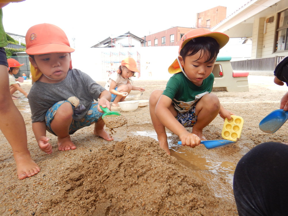 泥で温泉を作る子供