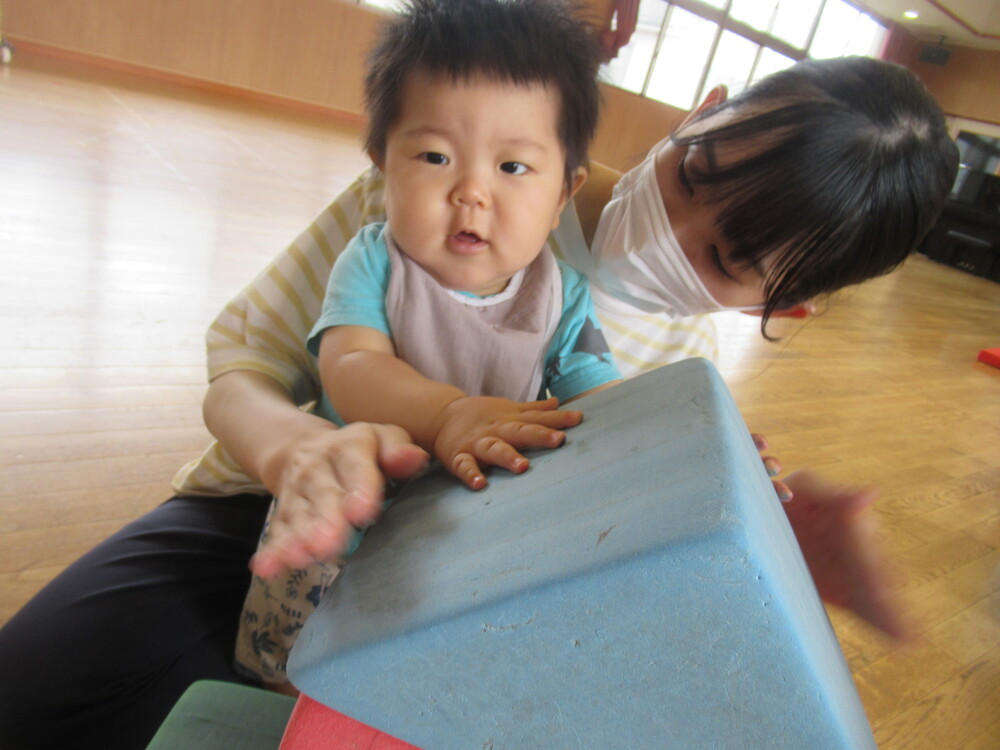 男の子が保育者とプラポイントで遊んでいる