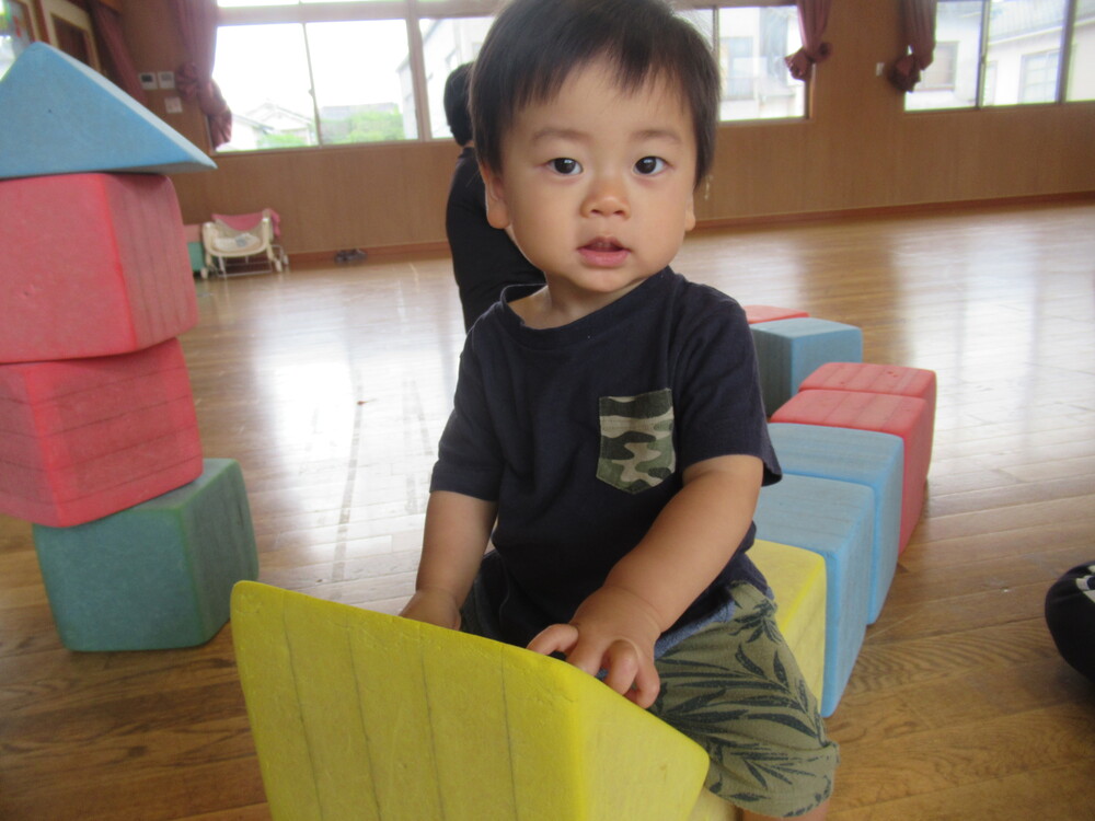 男の子がプラポイントの上に乗っている