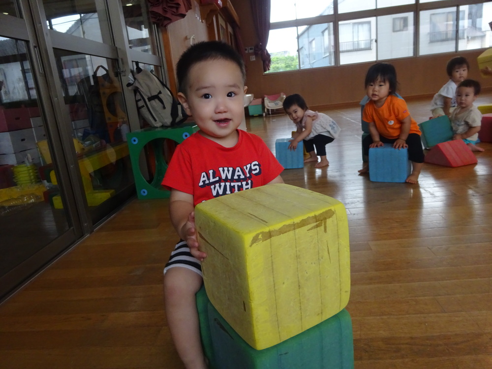 積み木で遊ぶ子ども (1)