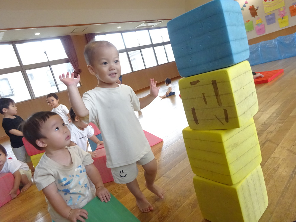 積み木で遊ぶ子ども (4)