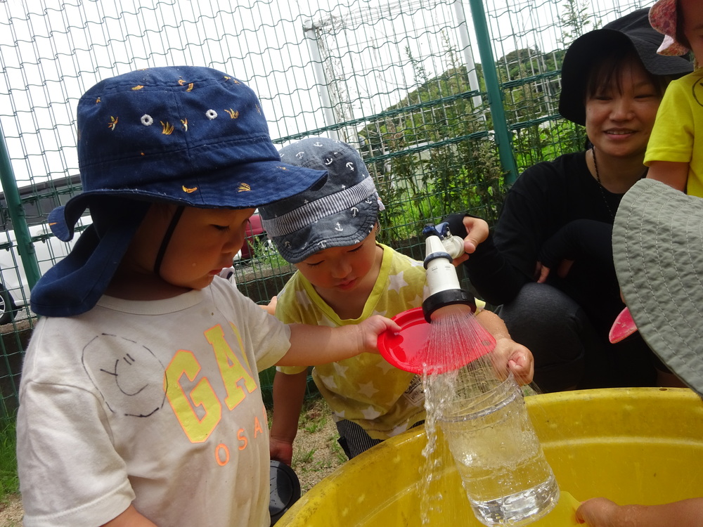 水遊びをする子ども
