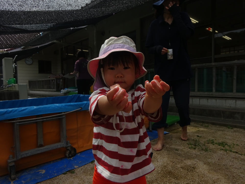 氷で遊ぶ子ども