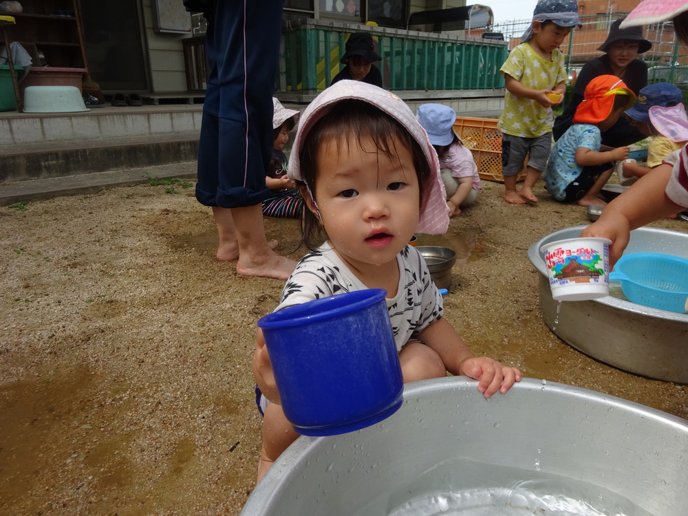 水遊びをする子ども (2)