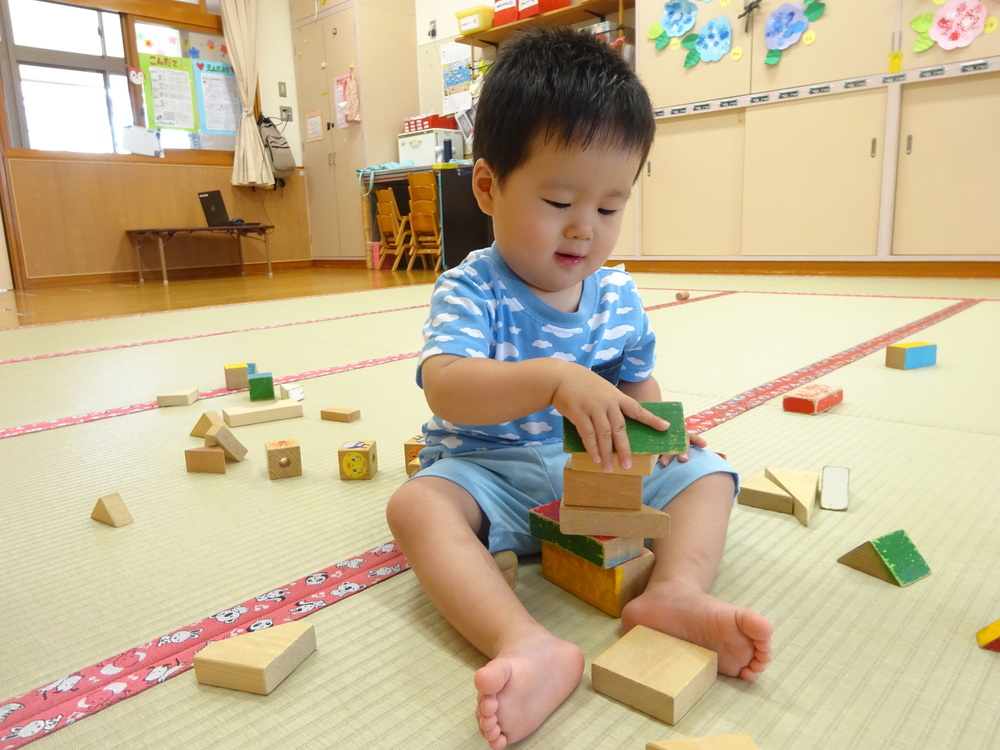 積み木で遊ぶ子ども