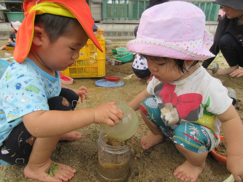 泥んこ遊びをしている (1)