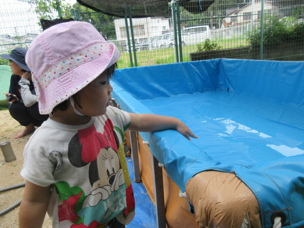 泥んこ遊びをしている (2)