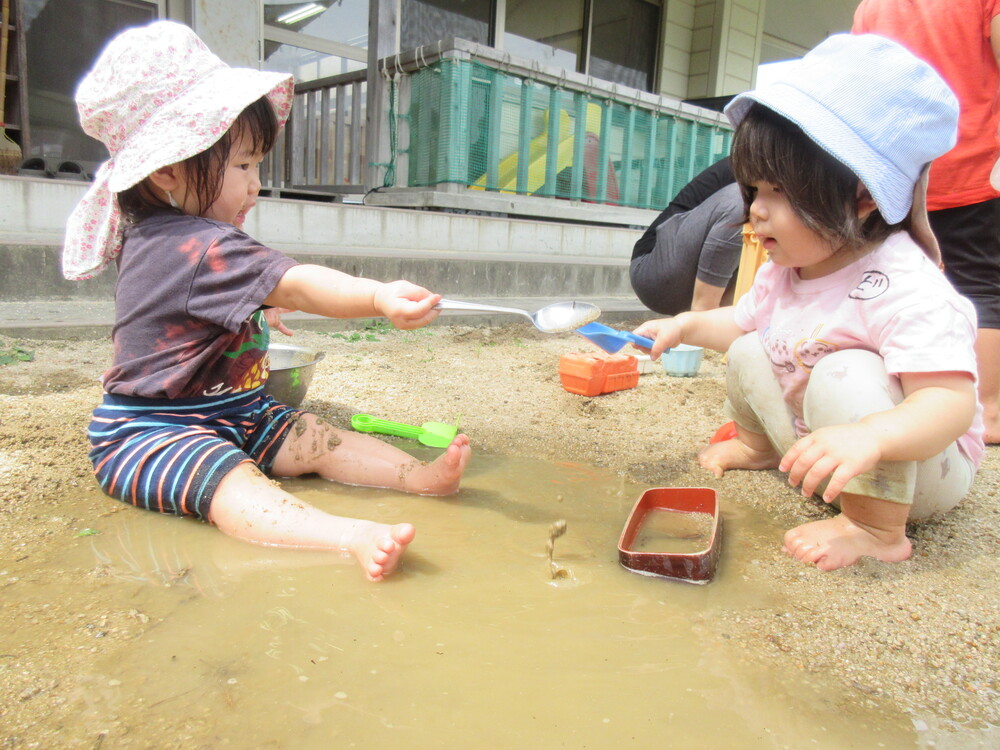 泥んこ遊びをしている (4)
