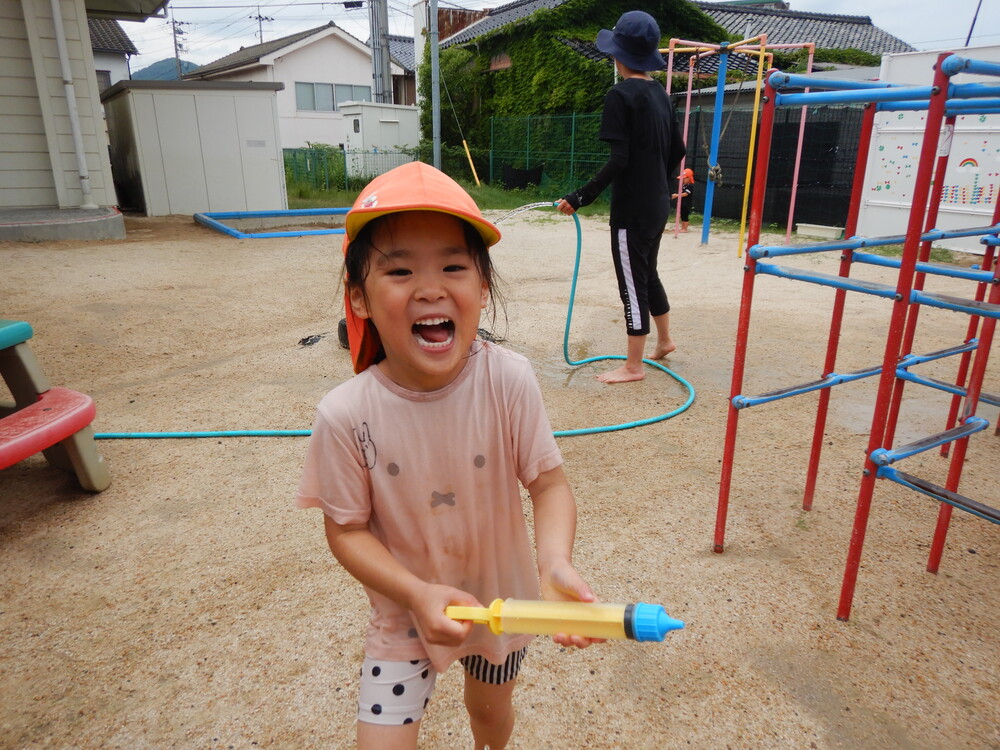 水遊びを楽しんでいる