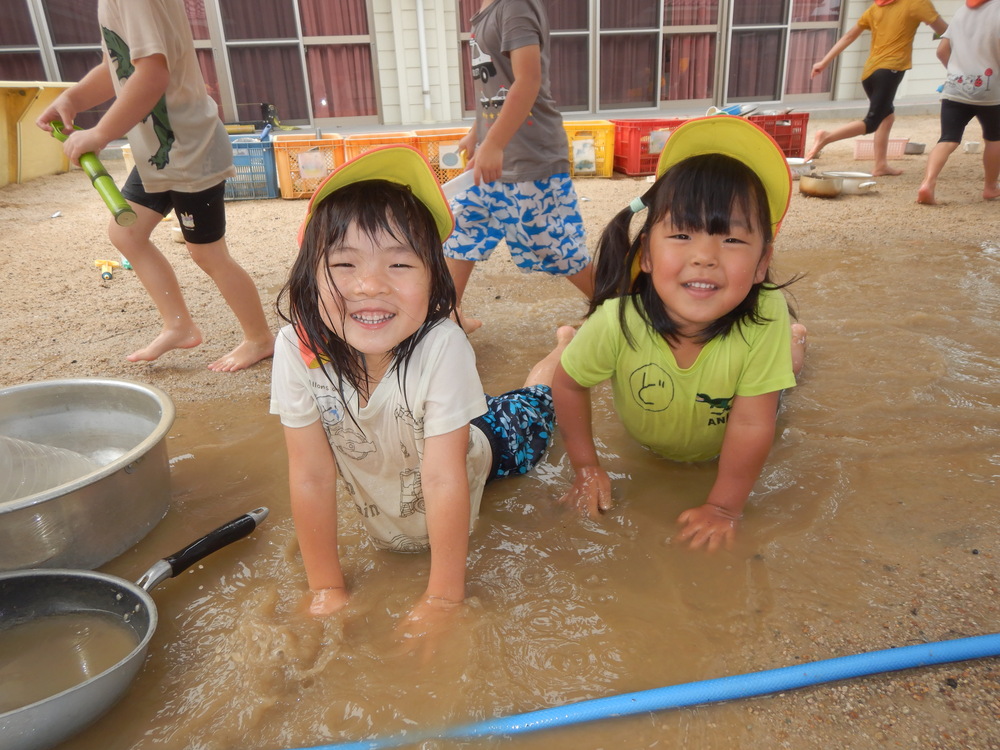 水たまりに入っている