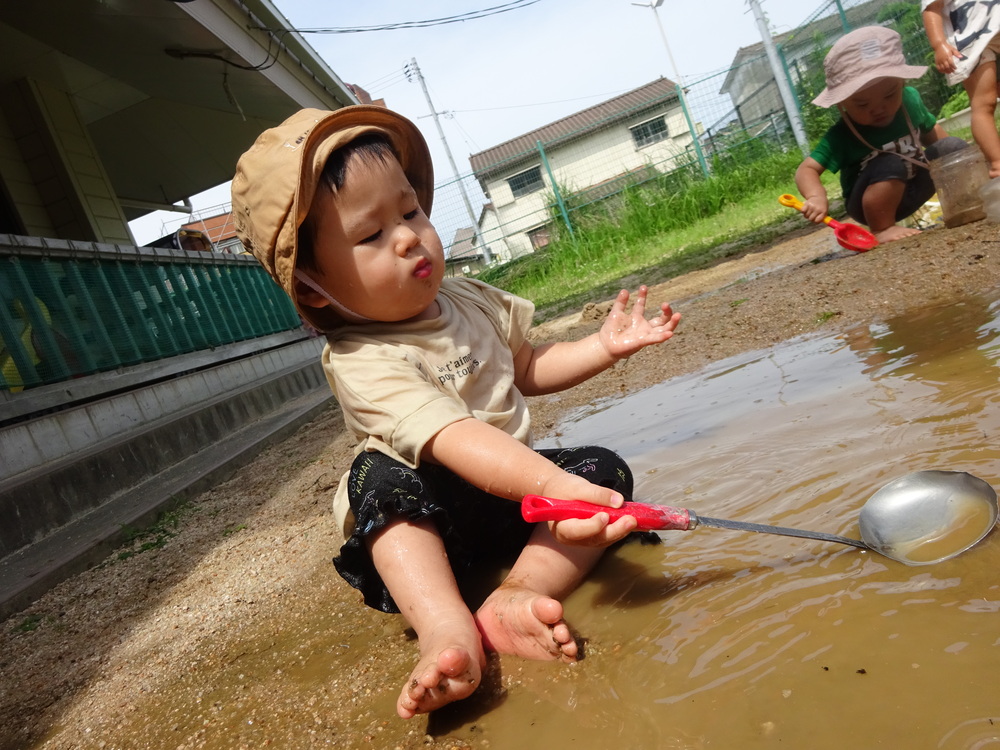 泥んこ遊びをする子ども (1)