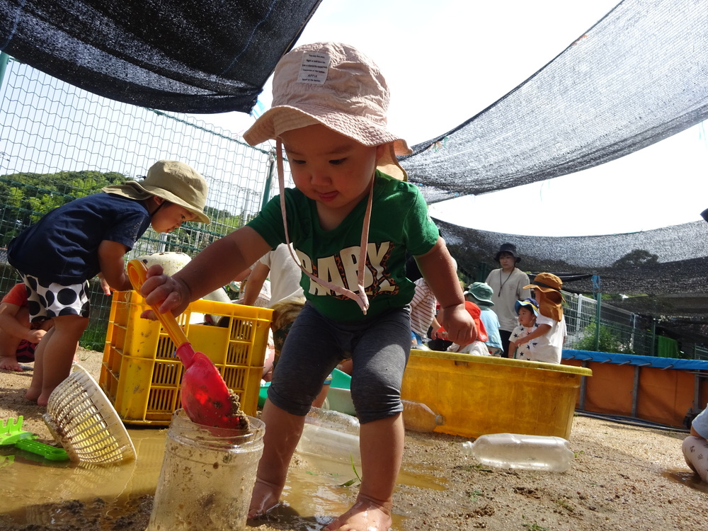 泥んこ遊びをする子ども (2)