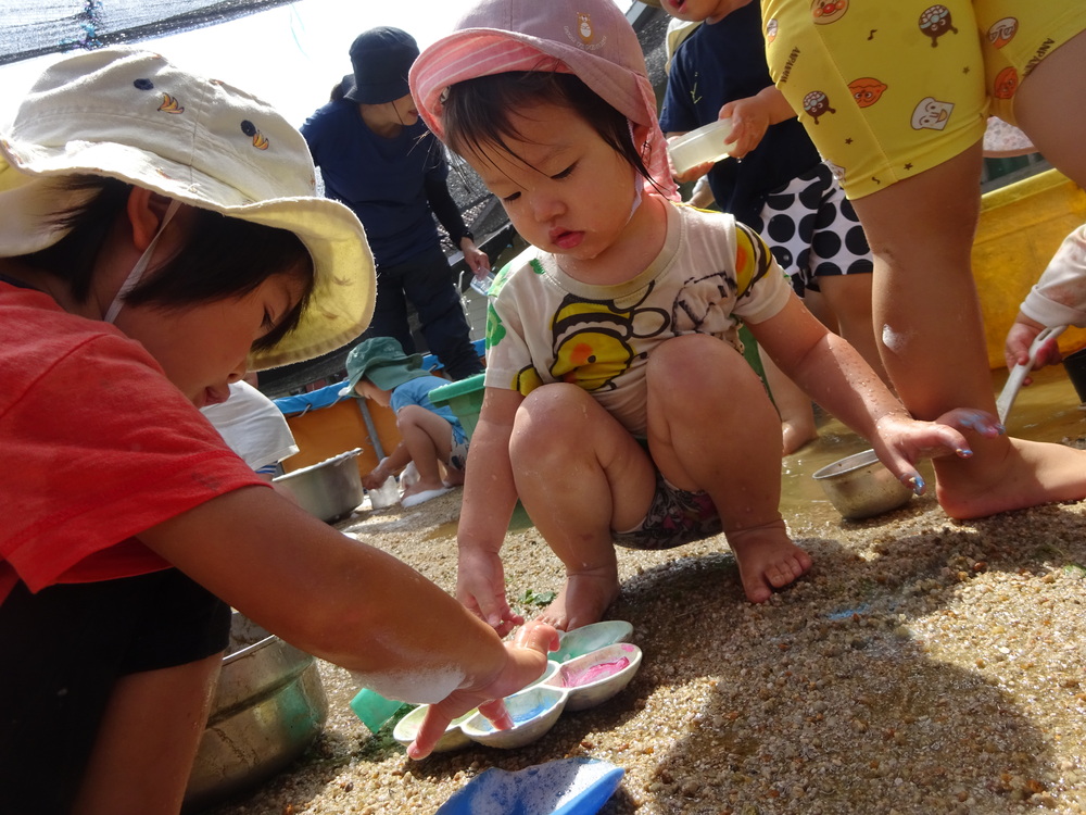 泥んこ遊びをする子ども (3)