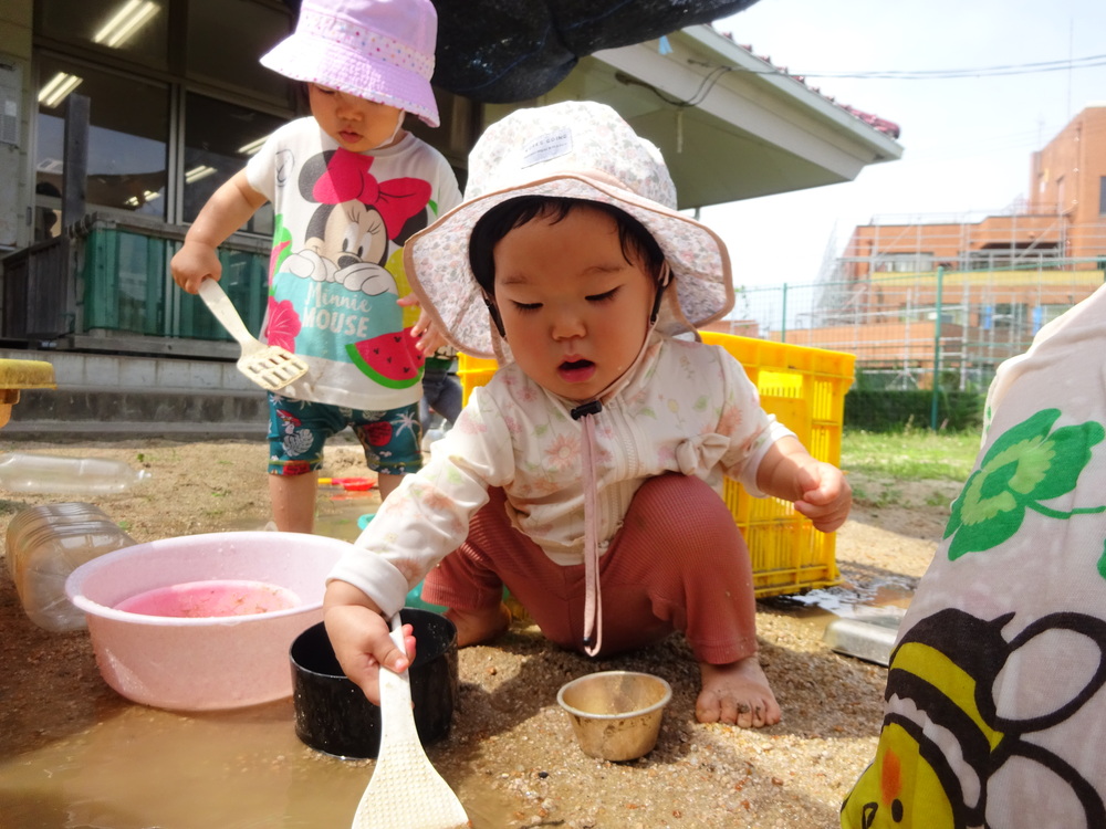 泥んこ遊びをする子ども (4)