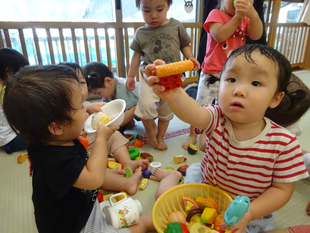 ままごとをする子ども